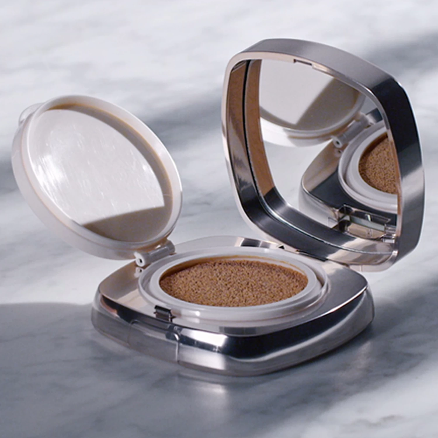 La Mer The Luminous Lifting Cushion Foundation SPF20 2x12g 6 La Mer The Luminous Lifting Cushion Foundation SPF20 2x12g – Bild 6